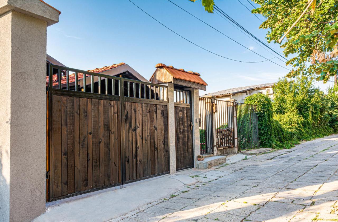 The Red Roof House Apartment Plovdiv Ngoại thất bức ảnh